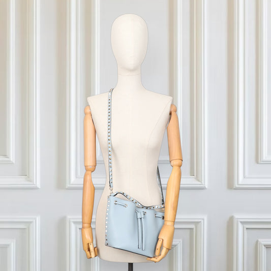 Valentino Rockstud Beuteltasche hellblau