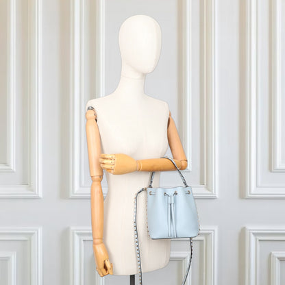 Valentino Rockstud Beuteltasche hellblau