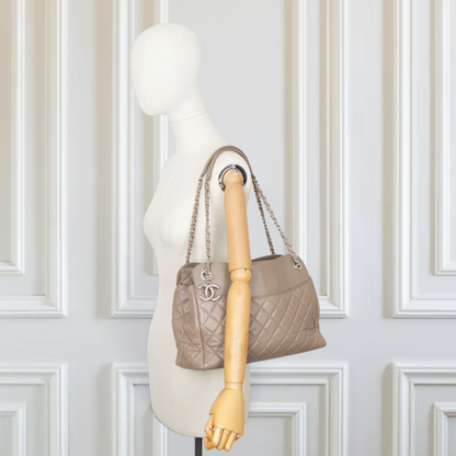 Chanel Shopper CC Matelassé taupe