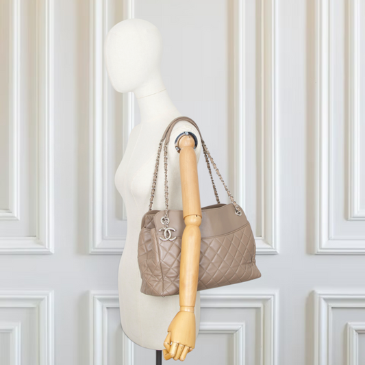 Chanel Shopper CC Matelassé taupe