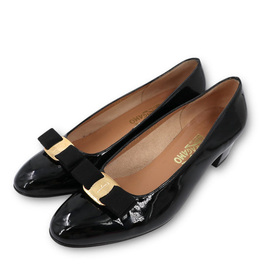 Salvatore Ferragamo Vara Pumps Lackleder schwarz Gr. 41.5