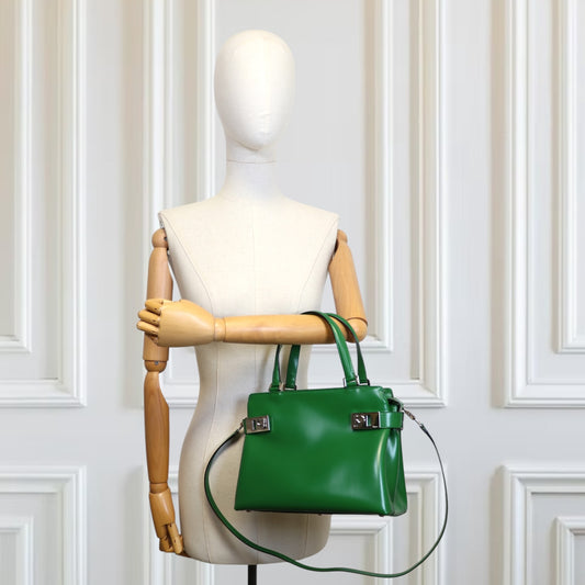 Salvatore Ferragamo Hug small grün