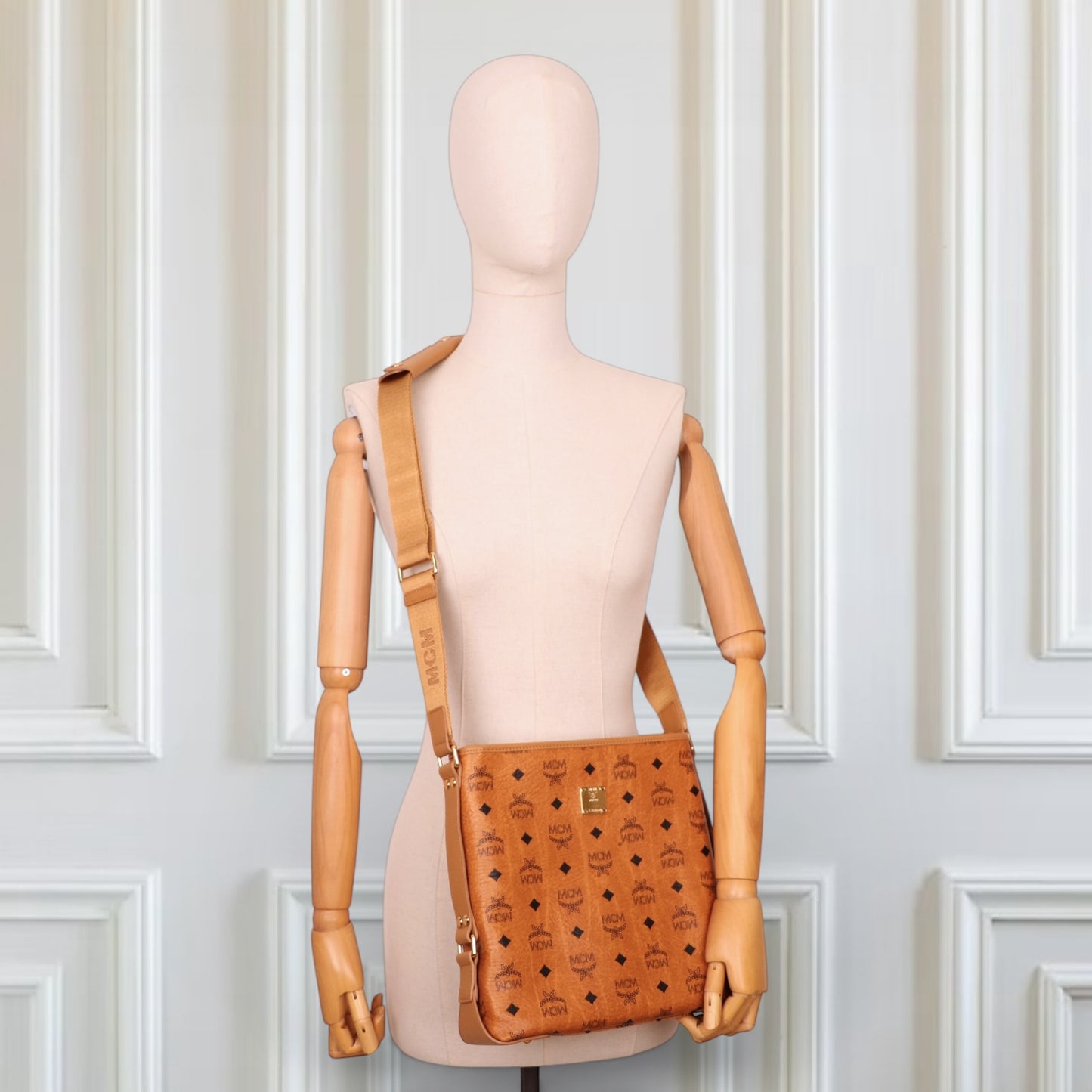 MCM Umhängetasche Visetos Cognac