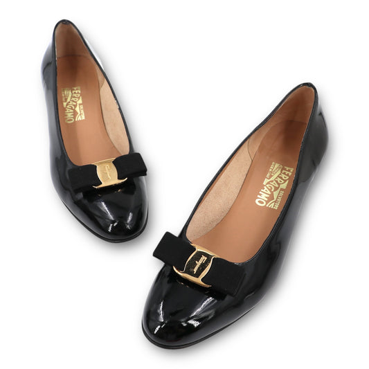 Salvatore Ferragamo Vara Pumps Lackleder schwarz Gr. 41.5