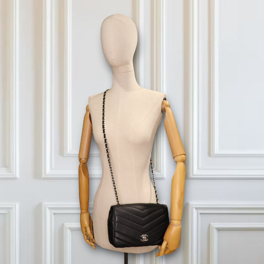 Chanel Medium Chevron Quilted Flap Bag Schwarz