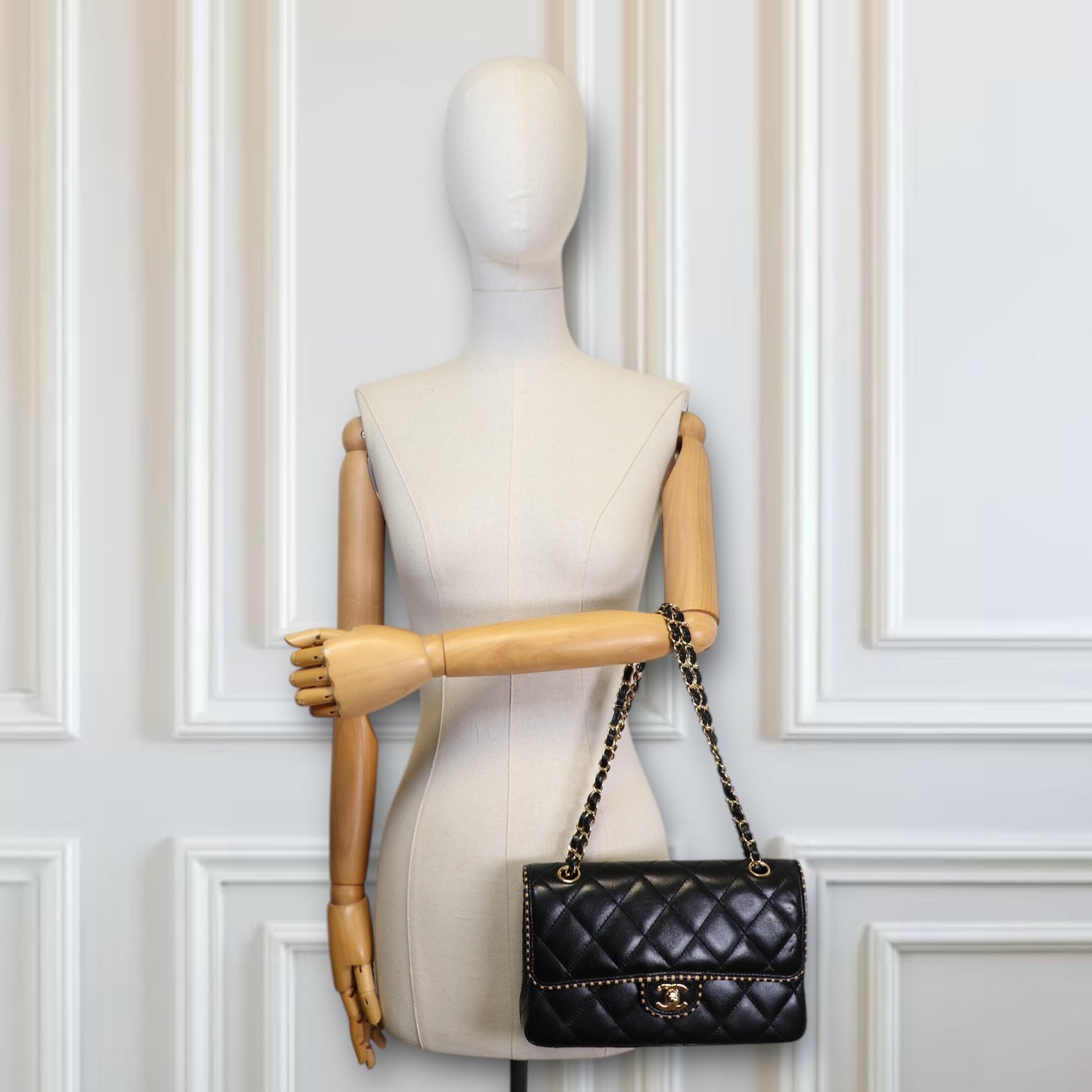 Chanel Timeless medium schwarz contrast piping