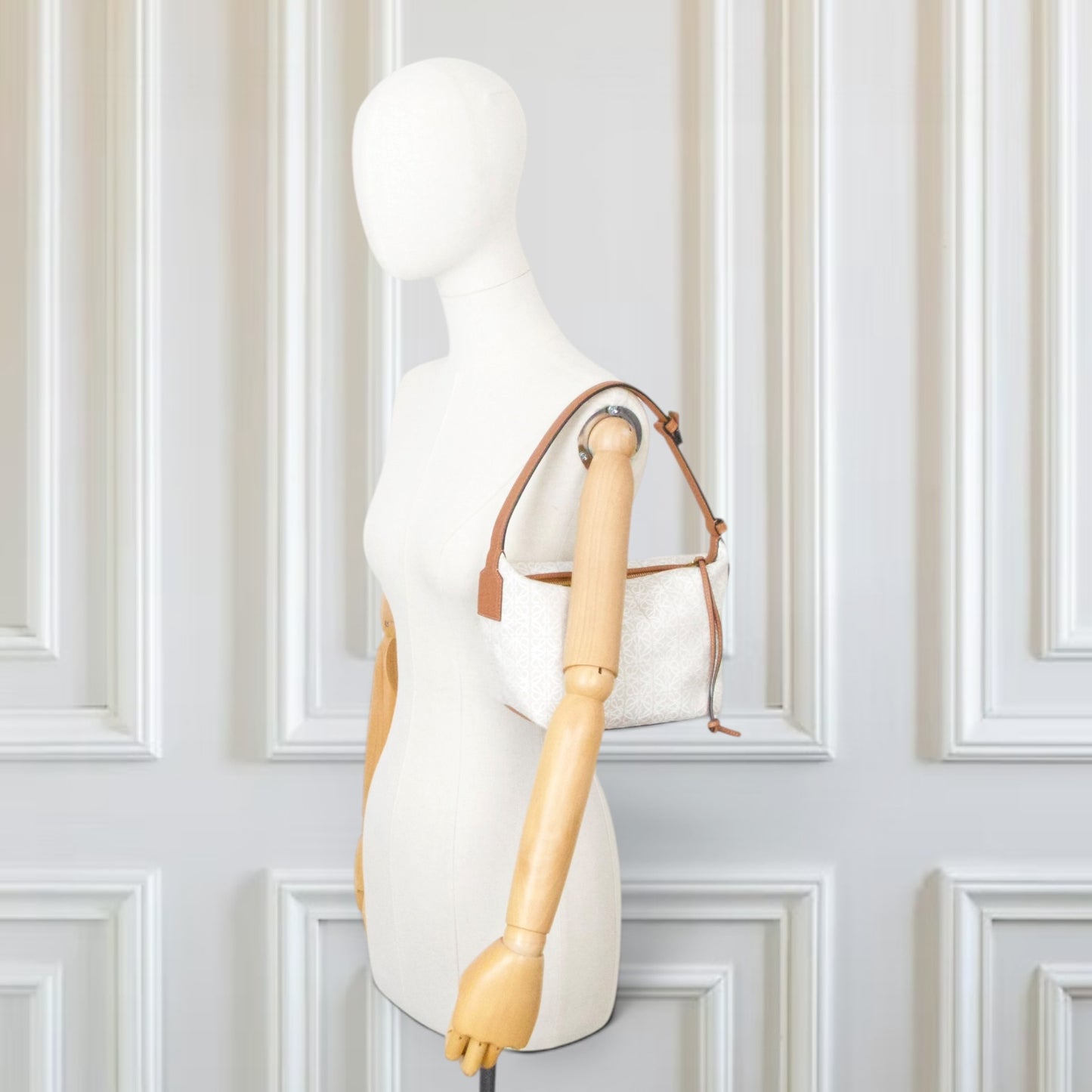 Loewe Cubi Anagram beige